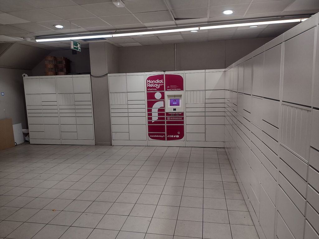 Mondial Relay parcel locker in a Paris store